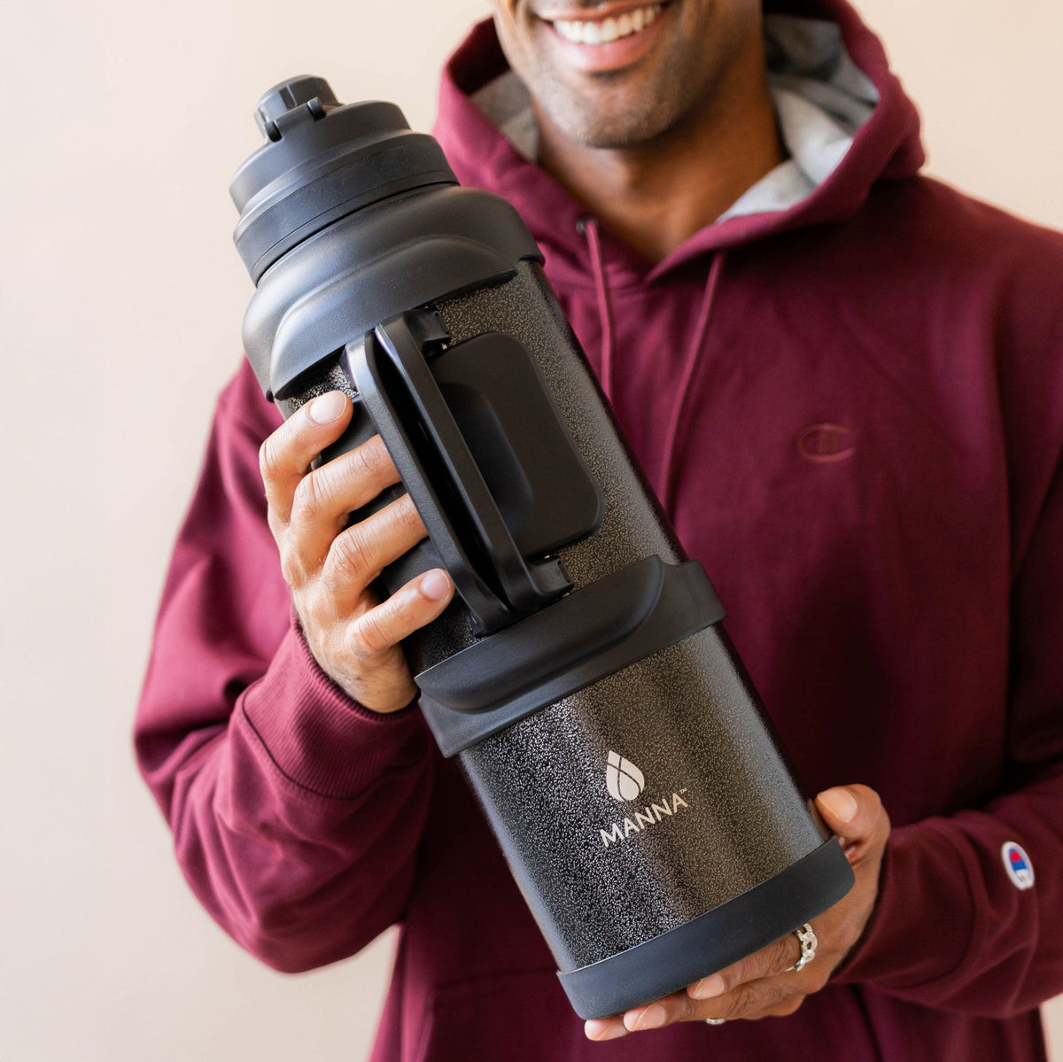 4l-titan-bottle-135-oz-c7 5Manna_Website_Lifestyles-29.jpg